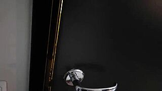 和同事同床意外变成淋浴性爱美女