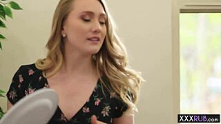 Horúca milf s pekným veľkým zadkom masíruje zvráteného právnika s hardcore blond cicmi malým 18+ kohútom bbw