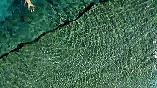 Дрон хваща ексибиционизъм на нудистки плаж с секси аматьори