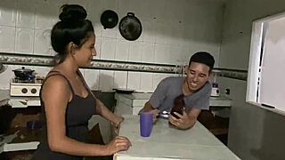 Día en el parque termina con follada anal intensa para Emilis la prostituta