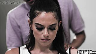 Teen Sophia Burns tar dyp anal i klasseroms kaos