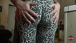 Sıkı taytındaki seksi götünü avuçlamaya dayanamıyorum