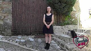 Hej, Amandine følger den frække Marie ud i sjov udendørs sex med amatører