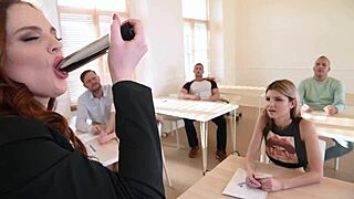 Orgía en el aula con estrangulamiento descalzo y follar doblada