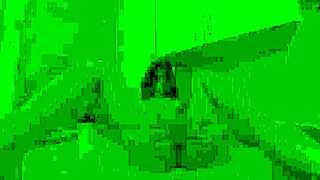 Szóló barna Minni Love ujjazza a csiklóját a konyhában