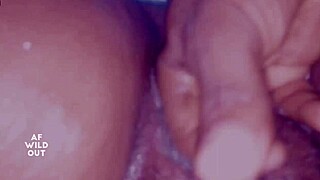 स्क्वर्टिंग एबोनी चूत हार्ड फिंगरिंग वेट एक्शन में