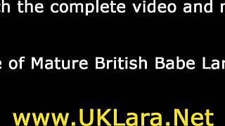 Brit v punčochách líže lezbu v elegantním uniformním setkání