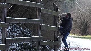 Liten 18+ classy babe rider kuk på golvet, så het 🔥