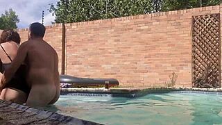 Svømmebasseng knep blir vilt! Enorme titter og stor rumpe spretter hardt i utendørs action!