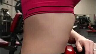 Videli ste fit MILF-a kako je jebana u kolima posle teretane?