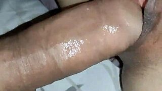 夫が激しいアナルファックで私のマンコを広げるPOV