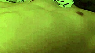 Masseuse excitée ne peut résister à me sucer jusqu'à jouir dans sa bouche palpitante