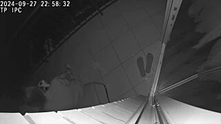 Hej, glej, kako jebem svojo varljivo ženo s prijateljem na hotelskem balkonu!