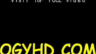 رجل عجوز متحمس يتذوق كس روسي شاب ضيق