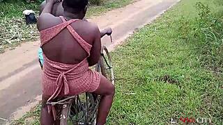 Okonkwo solleva la regina del villaggio sulla bicicletta per una scopata ebony all'aperto