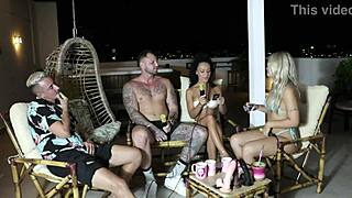 Morena twerkel a farkon, míg Bruna Carlos szopja a cicijét és mutatja a puncit. Bruna és Ale vörös átlátszóban.