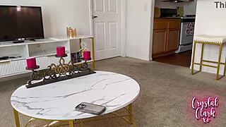 Han mente det ikke, men blev lokket af fars sexede blonde kæreste i lingeri.