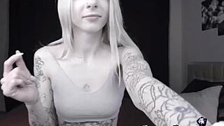 Sápadt vékony camlány villantja a cicijét élőben