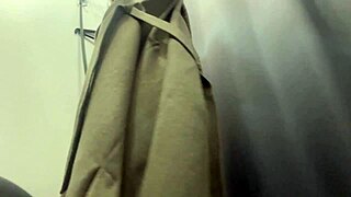 Piilotettu kamera tallentaa kuuman uimapukufittailun pukuhuoneessa