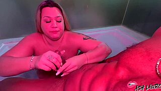 γαμιέμαι σκληρά στην μπανιέρα με έντονη διαφυλετική δράση