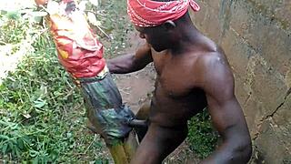 زب كبير قوي يسيطر على المسرح