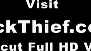 Adolescente Busty aux Lunettes Chopee en Train de Voler un Concombre au Garage