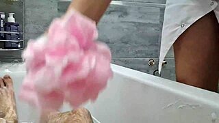 Hé belle-mère, tu me laves nue ? Ignore ma grosse bite pendant que je me branle !