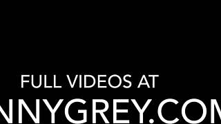 Joven latina petite recibe una follada backstage en sesión de fotos caliente