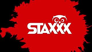 Îmi place să văd curve lesbiene sexy jucându-se cu dildo roz.