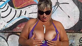 Ik ben zo geil aan het masturberen op dit strand