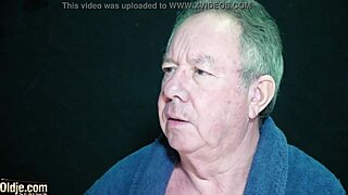 Doamne, să văd această adolescentă frumoasă 18+ cum se degetează pentru a-l tachina pe un bătrân mă înnebunește!