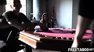 丰满Lena Paul 为父亲现金忍受粗暴群交