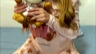 Super vroča majhna 18+ blondinka se igra z velikim kurcem po navijanju.