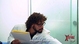 Объемная перуанка соблазняет доктора за скидку на операцию горячим сексом