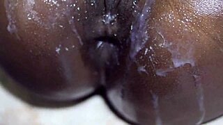 Хей, искаш ли да видиш тесния ми задник получава горещ кумшот?