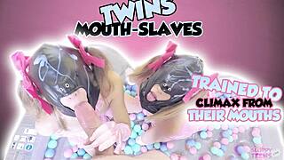 Lesbiska tonåringar 18+ knäböjer för att slicka och tillfredsställa sträng mästare med ivriga tungor