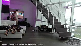 Garota ruiva ousada dá strip tease intenso e lap dance para Miss Pussycat