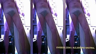 Mostra pacchetto in mutande strette per video fetish gay con Alejandro Mistral. È un'esibizione erotica casalinga.
