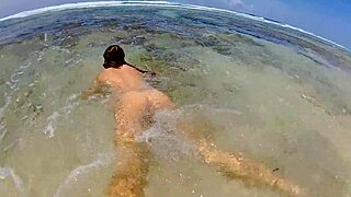 Paradicsomi strandon amatőrök szenvedélyes szexben, orgazmusig és sikoltozásig