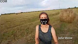 Juli Smith Meow se dezbracă goală în aventură publică pe câmp