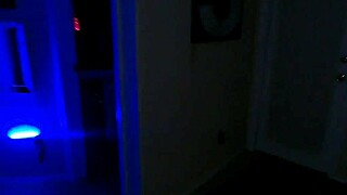 Hei, haluutko nähdä villin siemensuihkun tälle blondi milfille perseeseen?