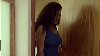 Ohnivá latinská nevlastná sestra s veľkým zadkom zvádza Peruánca na doggystyle