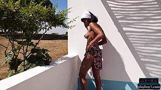 Κυρτή ινδική MILF Angel Constance γδύνεται γυμνή έξω για Playboy