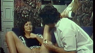 Klassische Pornstar Linda Lovelace gibt geilen Blowjob bis er abspritzt