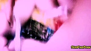 Holí si piču a prichádza na análne šúchanie.