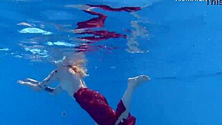 ミミ・シカがプールでエロい動きで熱くする！彼女の衣装が魅力的！