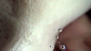 Japonský fetiš přetížen slinami a hraním s jazykem v detailu