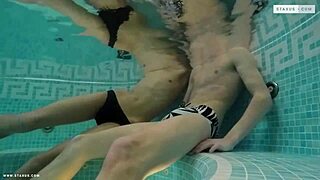 Hej, želiš se pridružiti tem twinkom v divji ljubezenski sceni?