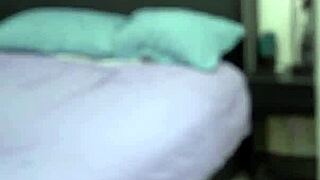 Bi mi podrgnil joške? Masaža mačehe se spremeni v divji jebanski festival!