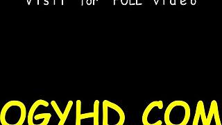 Черт, мне нравится, как этот старый парень ебет меня жестко!